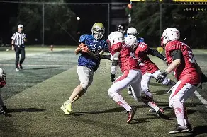  橄榄球夜战：海滨灰熊队大胜岭北貔貅队，临门一脚致胜。