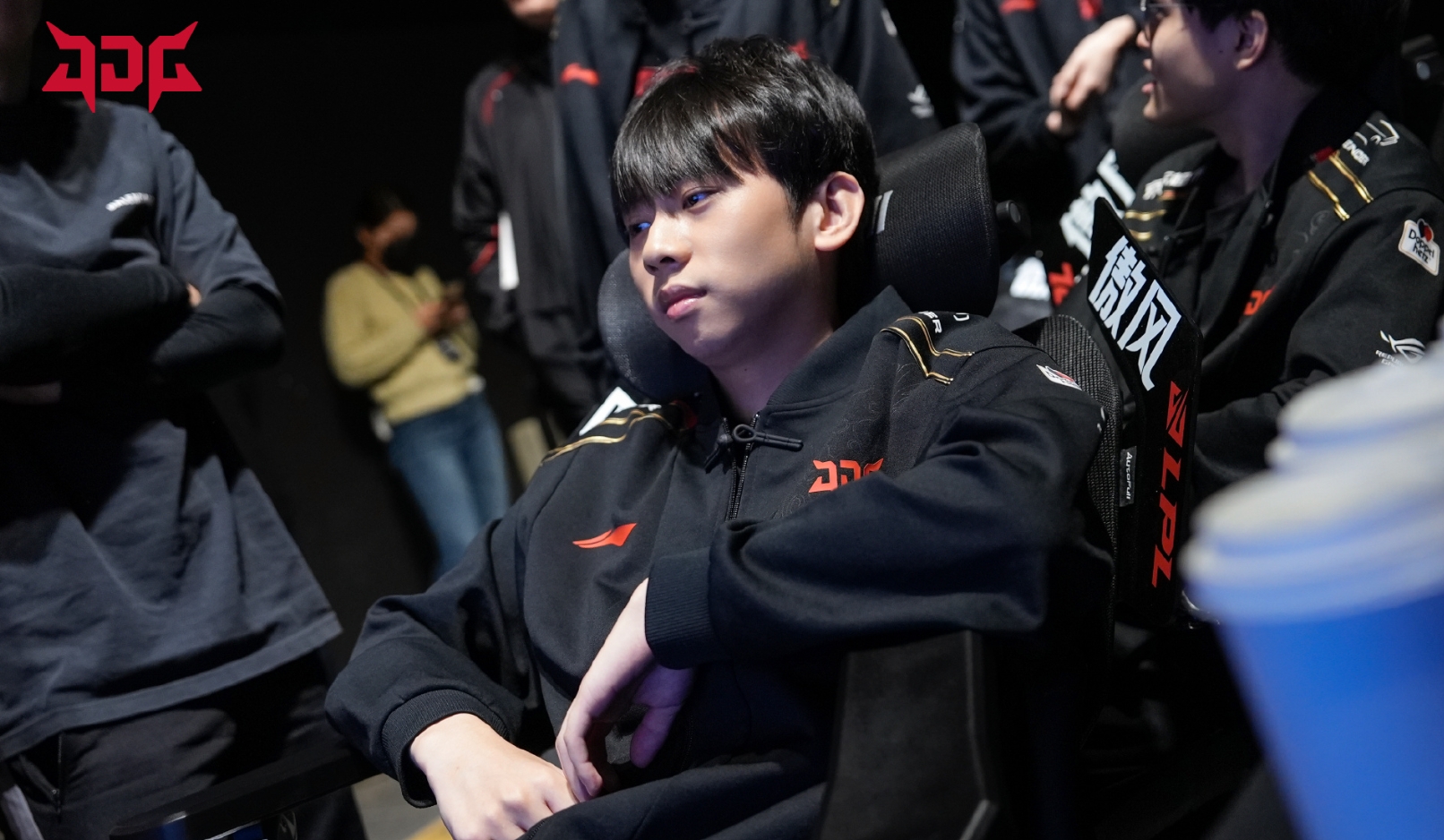 Scout重返赛场，比赛局势复杂首场状态出色，中国队观众沸腾！赛场气氛高涨的简单介绍